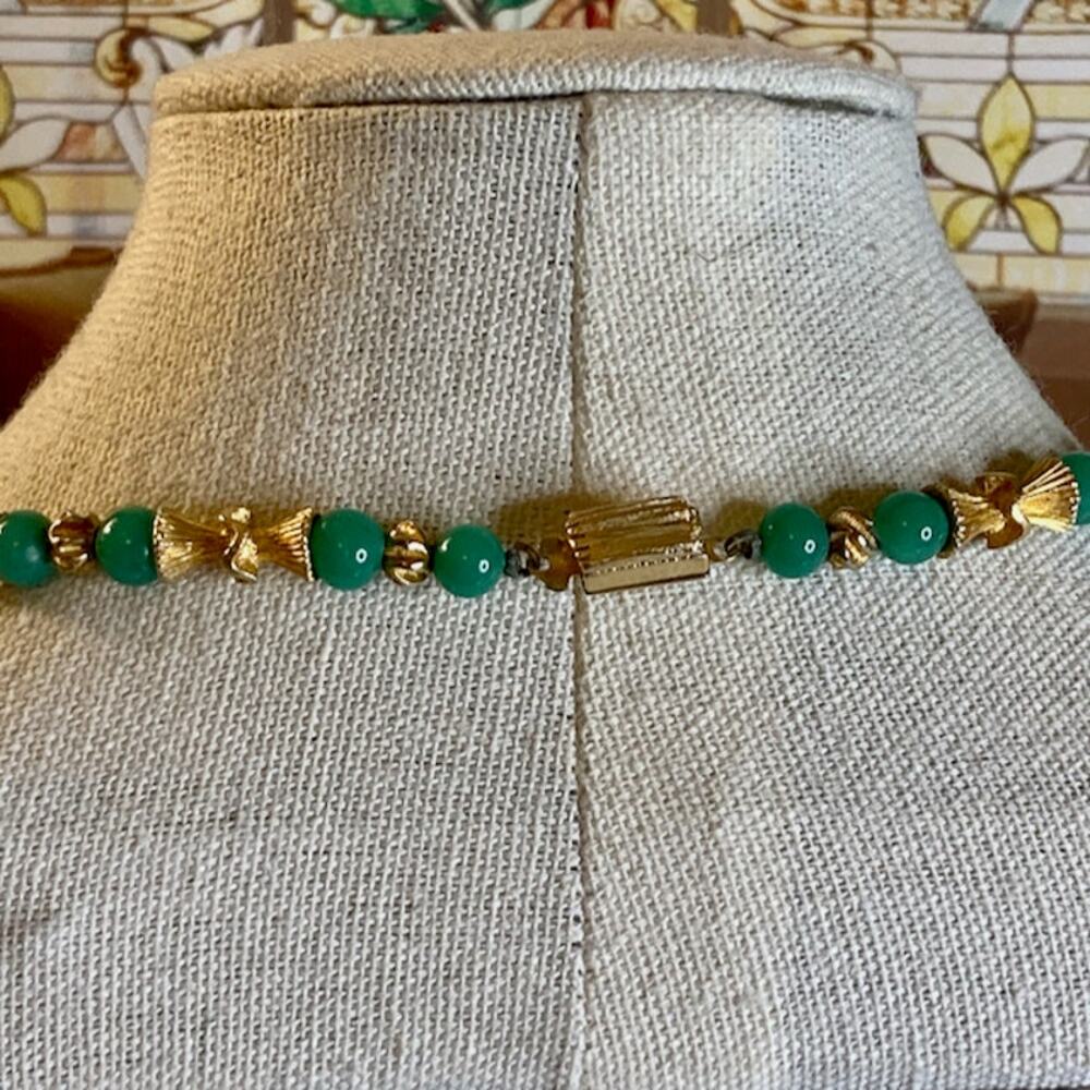 0118 Vintage 70s Etruscan Revival Gold Tone & Green Bead Necklace EUC - Picture 3 of 4